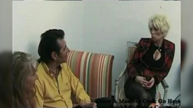 Оставшись наедине с внуком, сочная бабушка во всю сношает его на кровати