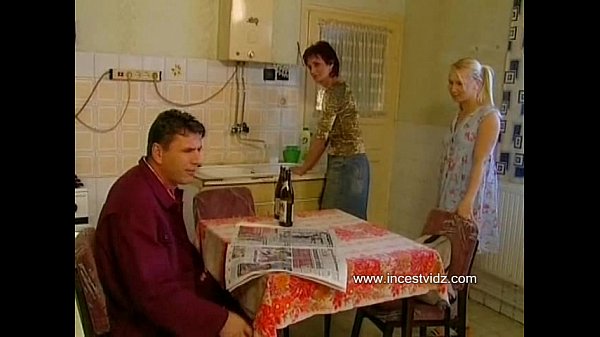 Насмотревшись на голую дочь и её подружек, хитрый папа трахает её во время тихого часа