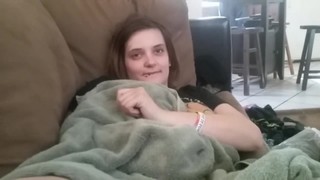 В постели одинокая девушка удовлетворяет себя до оргазма.