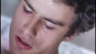 Мужчины навестили маму и дочь, приятно удовлетворив их.